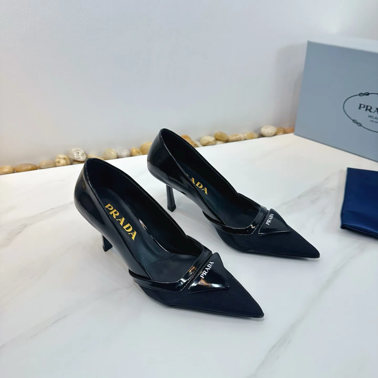 👟👟Ex-factory price 560👟👟 2025 SSS launches Prada’s latest long boots, sandals, thin heels, empty backs, thick heels series ————————🆚🆚🆚 💥PRADA's early spring T-stage catwalk show is the same style as "Dreams Never Sleep". Prada can use it on important occasions. The fresh style has a bit of nobility and is perfect on the feet. 💃💃 Wear this shoe with it. It is elegant and crystal clear, regardless of various accessories. The materials are all exclusively customized one-to-one and must be zero-distance from the original. The entire series is full of exciting and unexpected combinations of elements. The expression of different materials and textures of fabrics has a strong artistic flavor, allowing you to appreciate the ever-changing style of Prada girls. 1⃣ Upper: Made of open-edge bead➕mesh 2⃣ Lining: imported sheepskin 3⃣ Outsole: Italian original genuine leather outsole Heel height 7.5 4⃣🔺Original labeling feet, stock code number 35M-39M (40 41 42 customized, non-returnable and non-exchangeable).